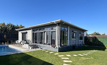 What Are the Similar Features Between Insulated and Non-Insulated Steel Houses?