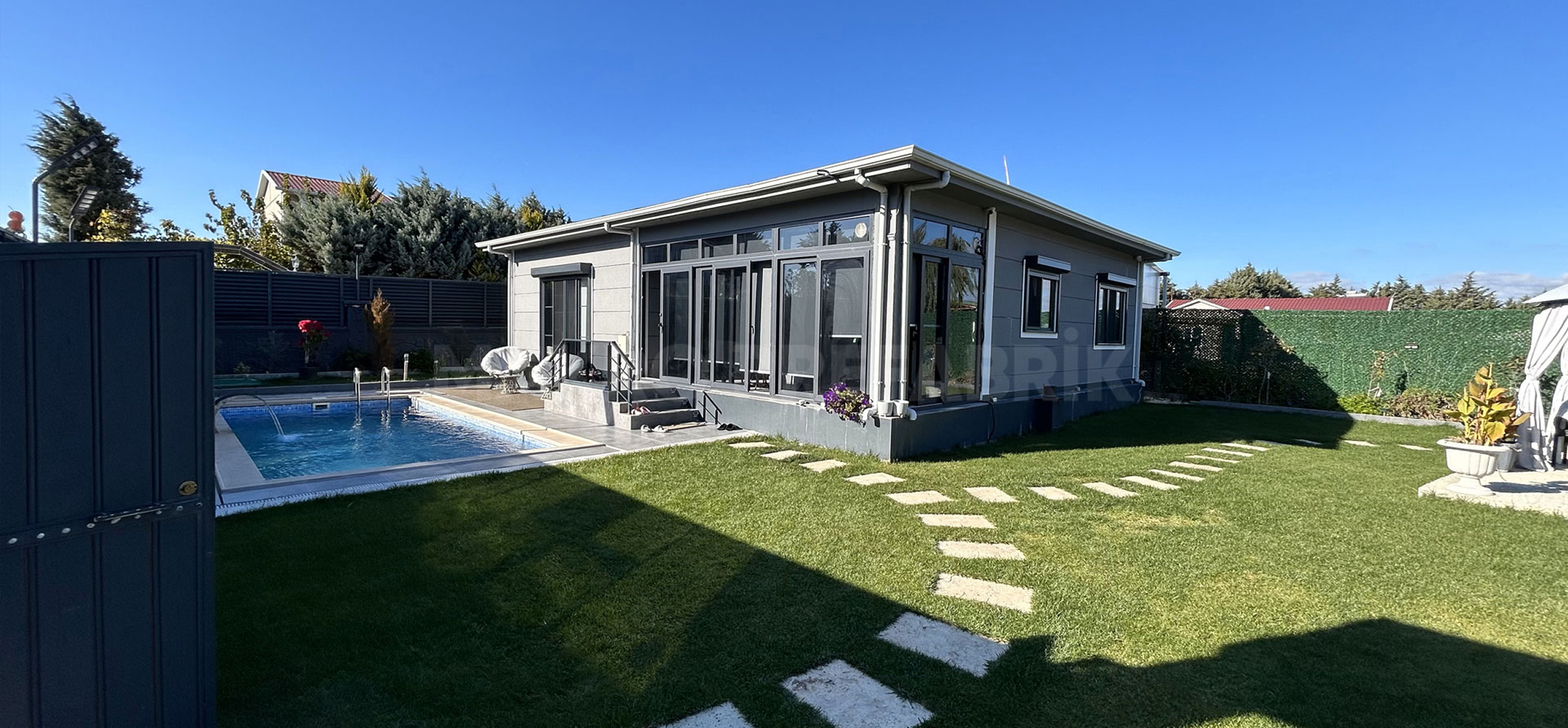 What Are the Similar Features Between Insulated and Non-Insulated Steel Houses?